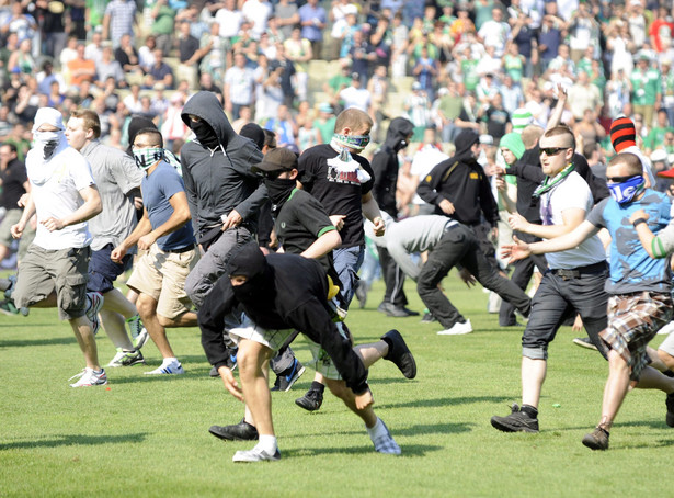 Chuligani przerwali derby. W Wiedniu prawie jak w Bydgoszczy. Zobacz wideo