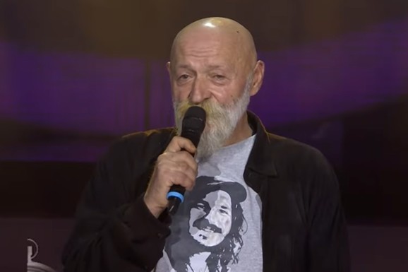 Pevač je nekada imao stan u Beogradu, kuću u Budvi, vozio dobra kola, a danas radi kao POMOĆNIK MOLERA: Cela Srbija peva njegov hit, a on živi na rubu egzistencije