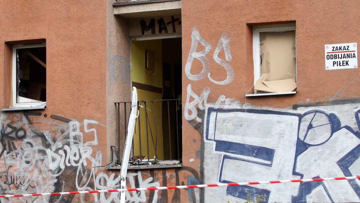 W dziesięciopiętrowym budynku mieszkalnym przy al. Niepodległości w Częstochowie doszło do wybuchu gazu na parterze. W wyniku zdarzenia cztery mieszkania zostały zniszczone. Ucierpiały cztery osoby, które zabrało pogotowie.
