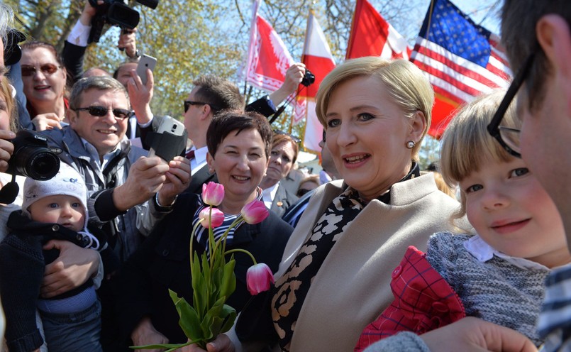 Pierwsza dama Agata Kornhauser-Duda towarzyszy mężowi podczas wizyty na polskim cmentarzu wojskowym w Niagara-on-the-Lake