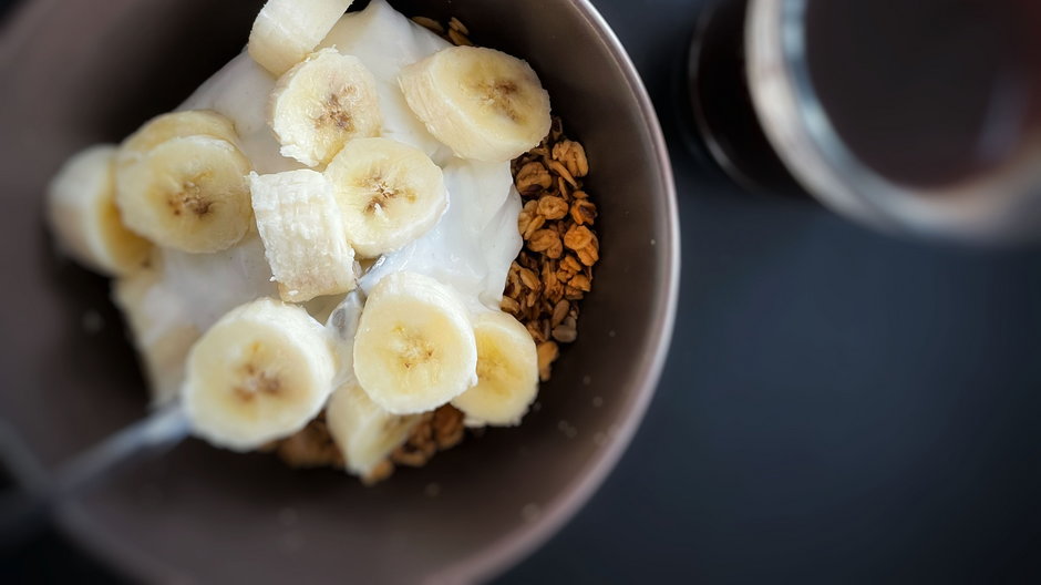 Banan ma wysoki indeks glikemiczny, więc lepiej zjeść go mniej i połączyć ze źródłem białka (np. jogurtem skyr) i tłuszczów np. orzechy, nasiona.