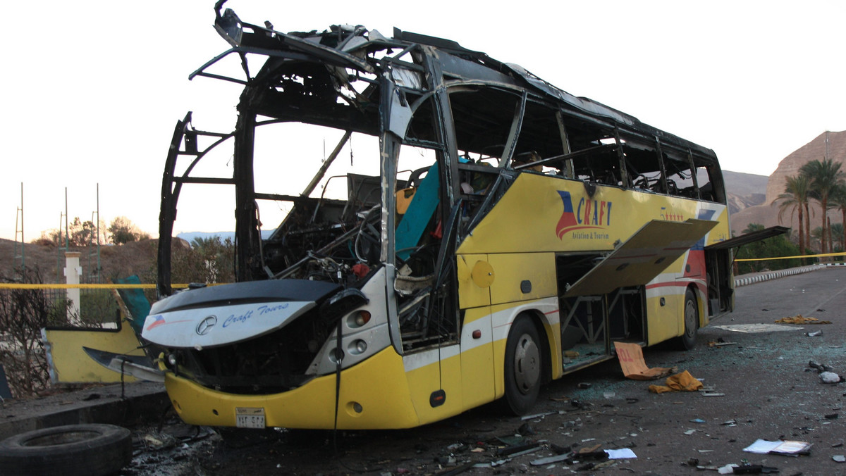 Dżihadystyczne ugrupowanie Ansar Bajt al-Makdis, które przyznało się do ataku na autobus turystyczny na Synaju, wezwało przebywających w Egipcie turystów do opuszczenia tego kraju do najbliższego czwartku. W przeciwnym razie padną ofiarą ataku. Polskie MSZ już wczoraj wydało oświadczenie związane z sytuacją w Egipcie.