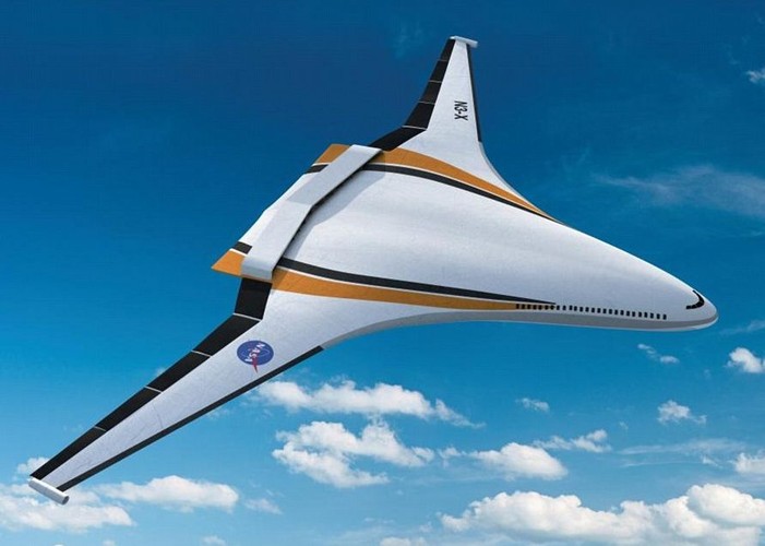 Po wycofaniu z produkcji i użytkowania ponaddźwiękowych samolotów typu concorde, wiele firm zajmujących się transportem powietrznym głowi się, jak zapełnić tę lukę. W czerwcu 2015 roku amerykańska NASA ujawniła, że pracuje nad 8 projektami samolotów, które miałyby znów pokonywać barierę dźwięku bez problemów, na które napotkał Concorde. <br><br>
Inżynierowie związani z aeronautyką pracują nad tym, jak zredukować wielki hałas, związany z przekraczaniem bariery dźwięku. Jest to jedno z największych wyzwań, od którego zależy możliwość zastosowania tych samolotów w lotnictwie cywilnym – wyjaśniają przedstawiciele NASA. <br><br>
Na wizualizacji jeden z projektów, nad którymi pracuje NASA. To samolot, w którym skrzydła zlewają się z korpusem. Taka budowa radykalnie poprawia aerodynamikę samolotu i sprawia, że w dużym stopniu można zredukować hałas i zużycie paliwa.