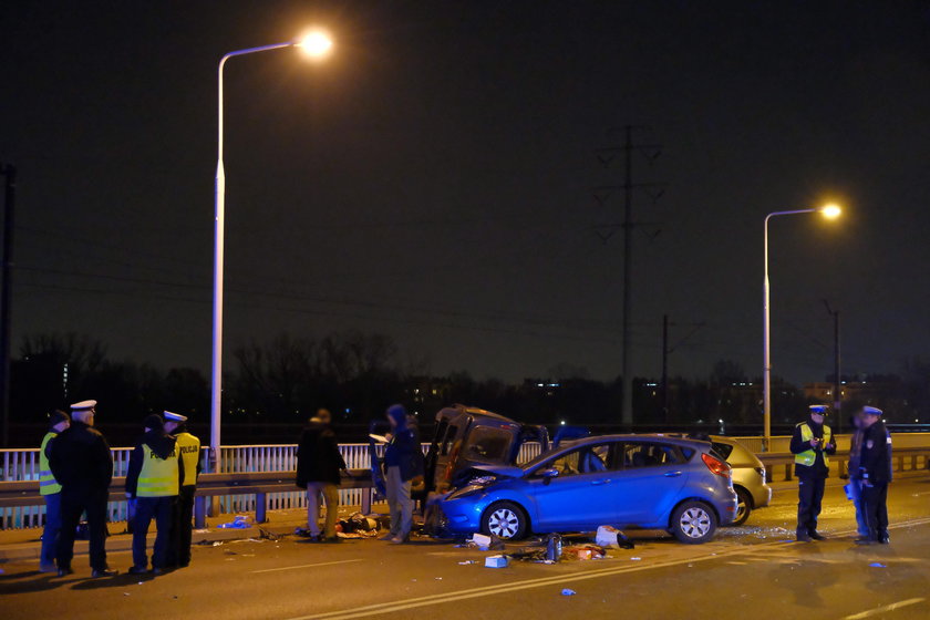 Zderzenie trzech samochodów w Warszawie. Jedna osoba nie żyje