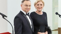 Agata Duda spowita w czerń. Pierwsza dama rzadko tak się prezentuje. Jak wypadła? [FOTO]