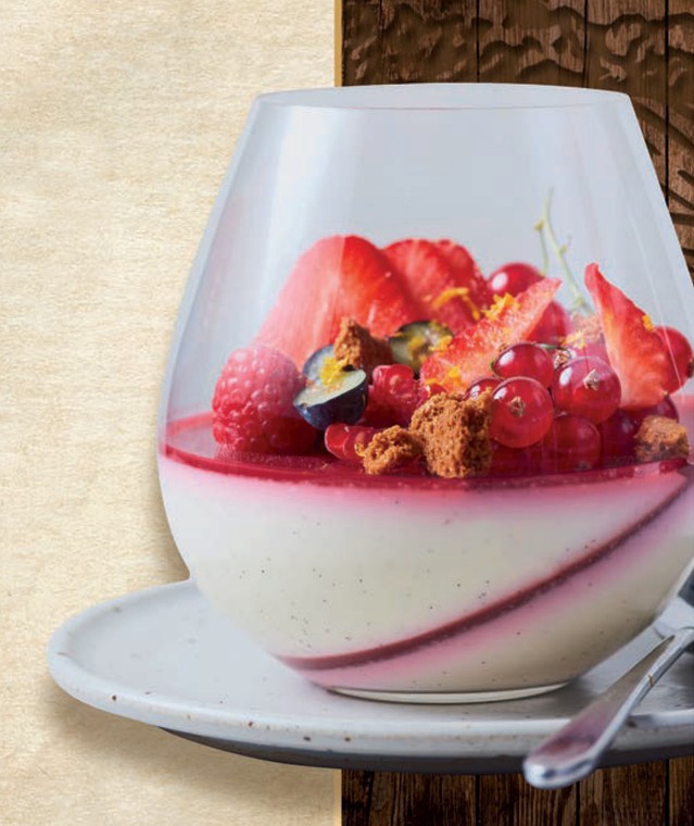 Wegańska panna cotta z sosem z czerwonych owoców