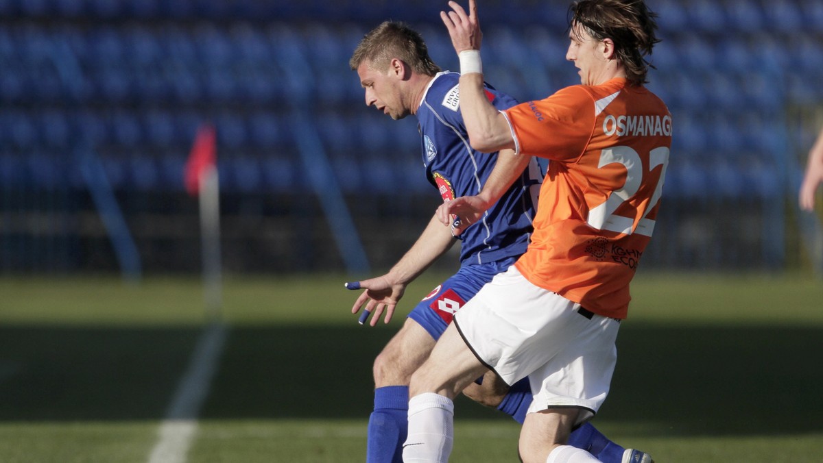 Ruch Chorzów zremisował u siebie z Zagłębiem Lubin 2:2 (1:0) w piątkowym meczu inaugurującym 25. kolejkę piłkarskiej Ekstraklasy. Niebiescy nie potrafią przełamać trzynastoletniej niemocy, bowiem przed własną publicznością po raz ostatni pokonali Miedziowych w 1998 roku (2:1).