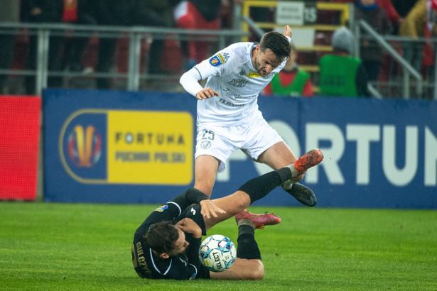 Zawodnik Widzewa Łódź Marek Hanousek (góra) i Grzegorz Gulczyński z GKS Jastrzębia podczas meczu 1/16 finału piłkarskiego Pucharu Polski