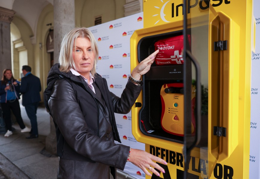 Wiceprezydent Renata Granowska pokazuje jedno z urządzeń, które trafiło na paczkomaty