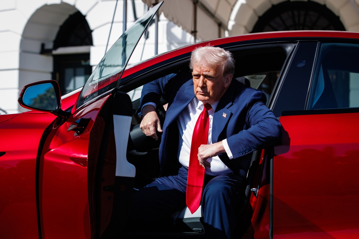 Trump kupił już Teslę dla wnuczki. Teraz chce kupić sobie, ma to być czerwony Model S.