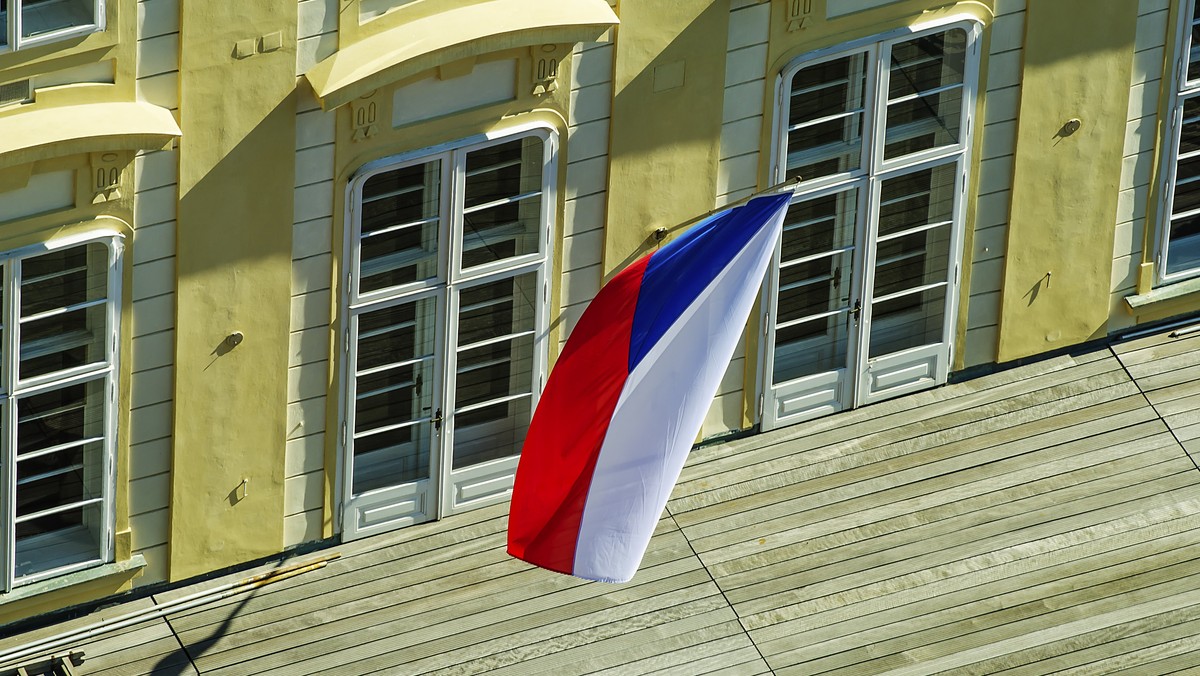 Po zamachach terrorystycznych we Francji, Tunezji i Kuwejcie wzmocniono ochronę placówek dyplomatycznych i lotnisk w Czechach - poinformowało MSW w Pradze. Na dzisiaj premier Czech Bohuslav Sobotka zwołał posiedzenie Rady Bezpieczeństwa Narodowego.