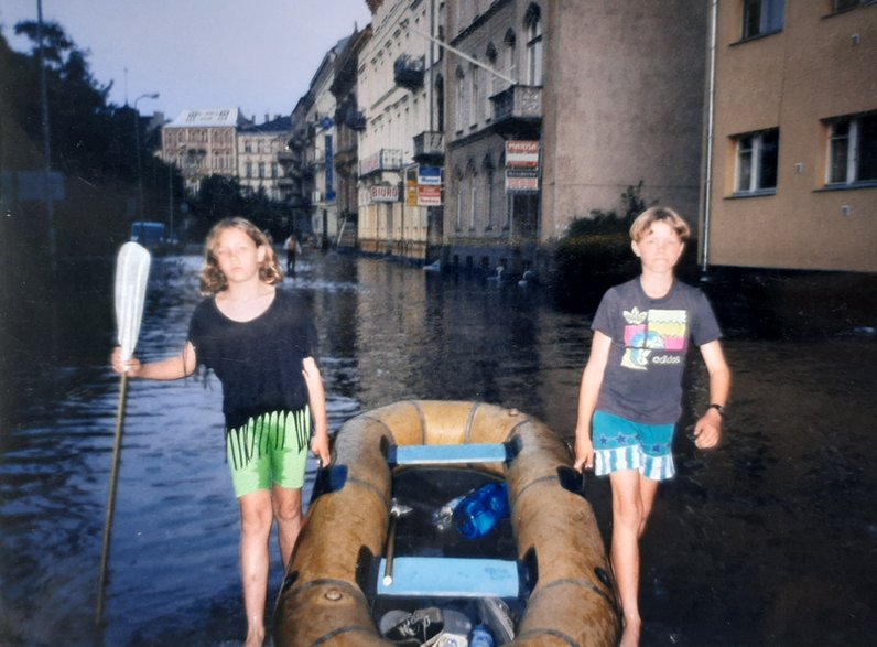 Podczas powodzi środkiem komunikacji na ulicach bywał ponton, fot. Aleksandra Żelazowska