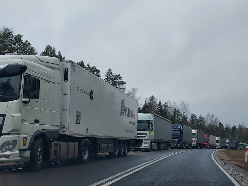 Jak deklarują białoruscy kierowcy, część tirów ma puste naczepy 