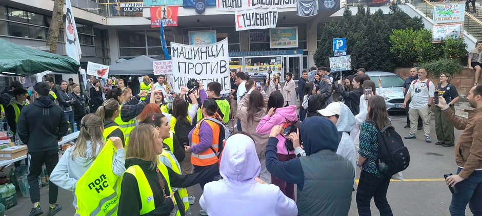 Ispraćaj maratonaca ispred RTS