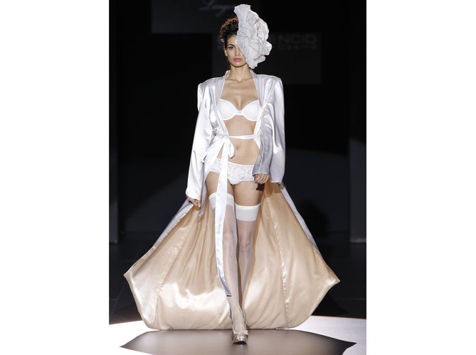 Bielizna ślubna w kolekcji Emperatriz/Carmen Cid na Cibeles Madrid Novias 2010