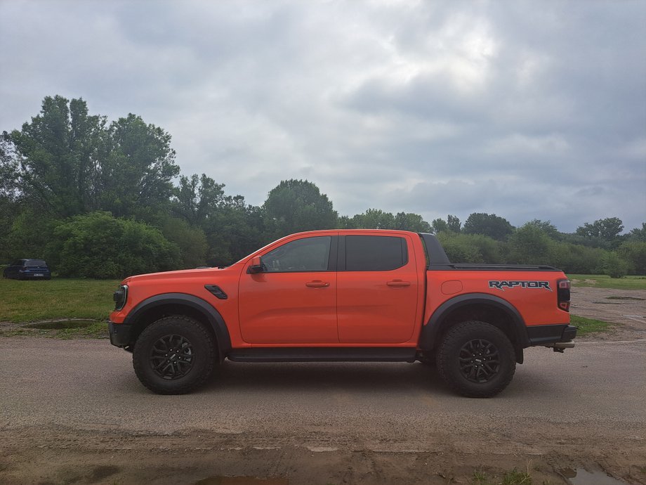 Ford Ranger Raptor to wóz, który najbardziej lubi jazdę w terenie, ale na asfalcie też jeździ całkiem dobrze, szczególnie jeśli wziąć pod uwagę, że to pick-up.