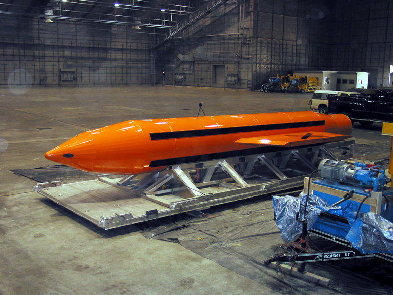 Prototypowa bomba MOAB przed rozpoczęciem testów w Eglin AFB na Florydzie w marcu 2003 r., jeszcze bez zamontowanego usterzenia.