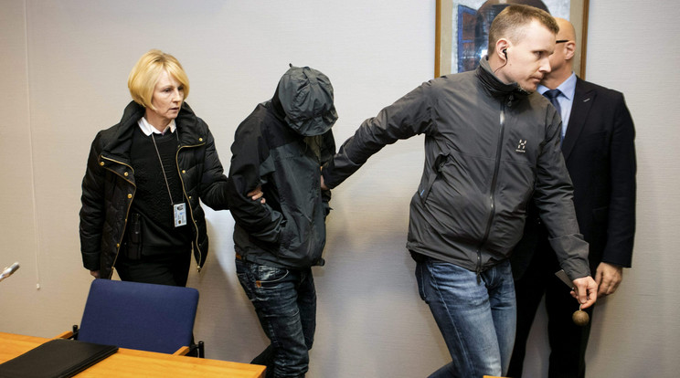 Az egyik gyanúsítottat kísérik be a tamperei körzeti bíróság tárgyalótermébe / Fotó: MTI-AP