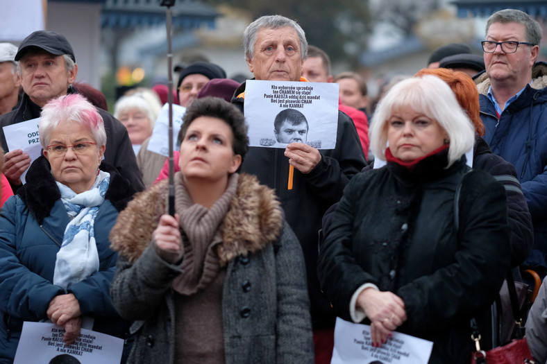 Protest przeciwko radnemu do sejmiku woj. śląskiego Wojciechowi Kałuży