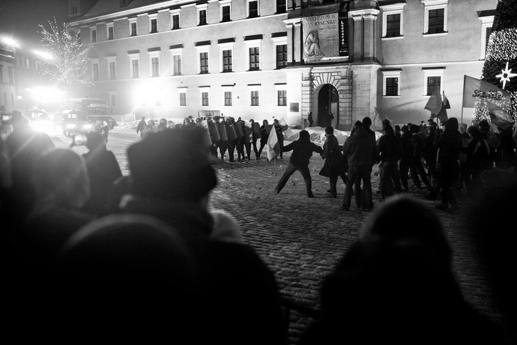 Rekonstrukcja walk z ZOMO na Placu Zamkowym