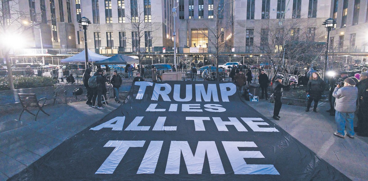 Demonstracja przeciwników Donalda Trumpa przed sądem w Nowym Jorku