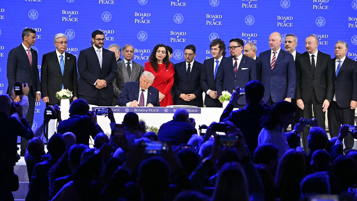 Tramp u Davosu potpisao povelju Odbora za mir