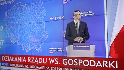 Warszawa, 15.04.2020. Koronawirus w Polsce. Transmisja konferencji prasowej premiera RP Mateusza Morawieckiego (na ekranie) z KPRM w Warszawie, 15 bm. Konferencja dotyczyła działań rządu ws. gospodarki w obliczu epidemii koronawirusa.