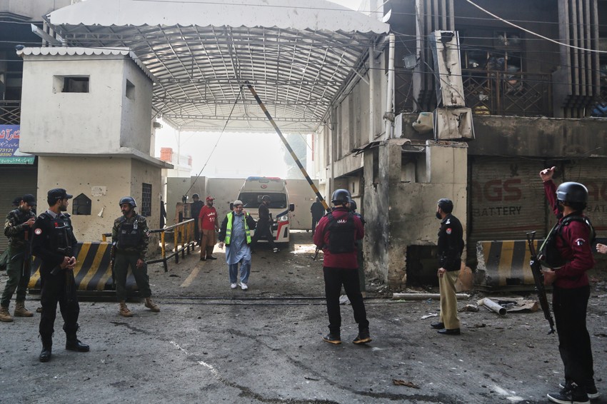 Napadači su otvorili vatru i silom se probili u sedište paravojne formacije u pograničnom gradu Pešavaru i unutar kompleksa se digli u vazduh