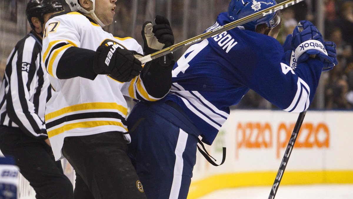 Rewelacyjnie spisujące się w obecnym sezonie Toronto Maple Leafs musiało pogodzić się z druzgocącą porażką 0:7. Pogromcami Klonowych Liści byli zdobywcy Pucharu Stanleya z poprzedniego sezonu, Boston Bruins.