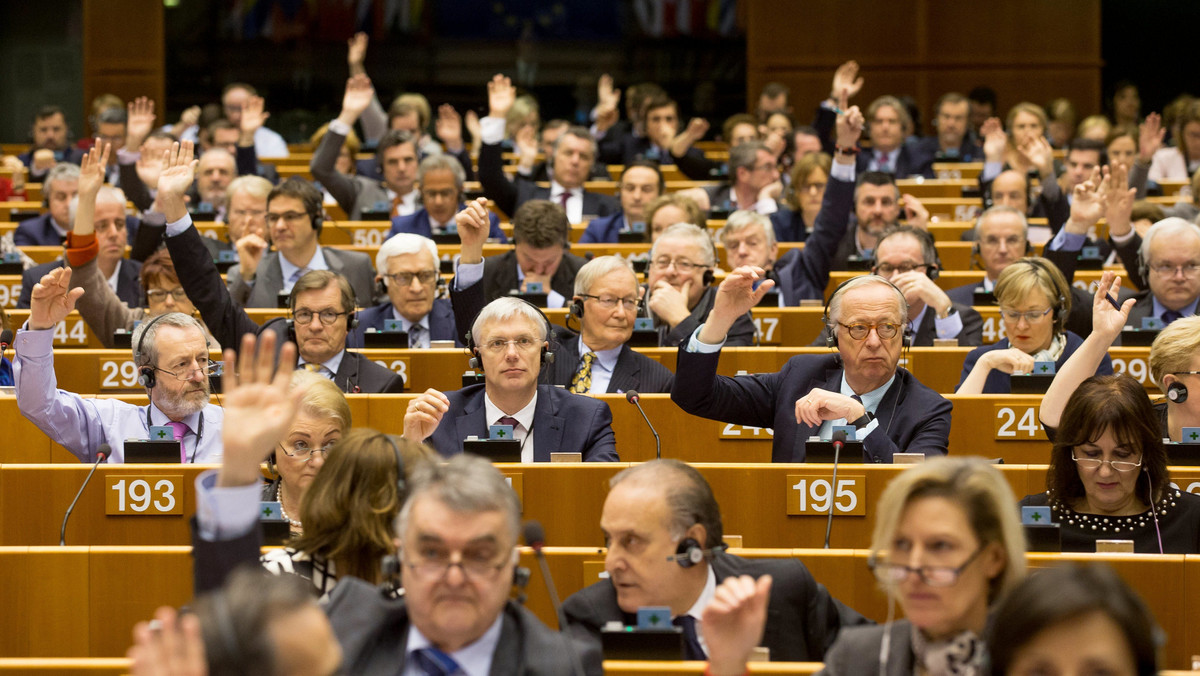 Parlament Europejski przyjął rezolucję wzywającą do czasowego wprowadzenia przez UE wiz dla obywateli państw, które nie przestrzegają zasady wzajemności wizowej z Unią. Chodzi o Stany Zjednoczone, które wymagają wiz m.in. od Polaków.