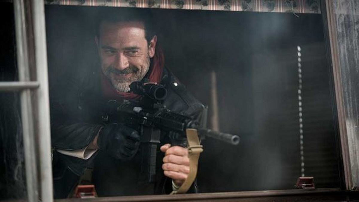 W internecie pojawiło się nowe zdjęcie z siódmego sezonu "The Walking Dead". Widać na nim Negana, bohatera, w którego wciela się Jeffrey Dean Morgan. Produkcja wróci na antenę 9 października.