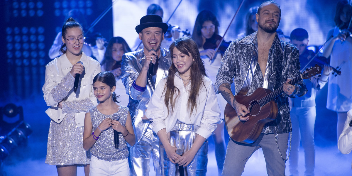 Jurorzy i uczestnicy „The Voice Kids”.