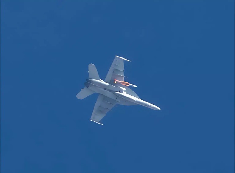 Samolot VX-9 Vampires (amerykańska eskadra samolotów F/A-18E/F służąca do testowania i oceny nowego uzbrojenia) wraz z eksperymentalnym pociskiem RIM-174 SM-6.