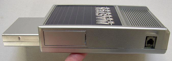 Przystawka GameLine z widocznym slotem baterii (9 V) oraz gniazdem telefonicznym