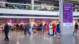 Nawałnica nad Warszawą. Terminal pasażerski lotniska Chopina częściowo nieczynny