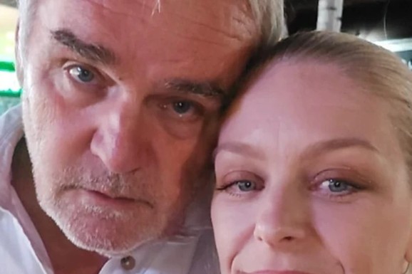 ŽENA NAŠEG POZNATOG GLUMCA SE PORODILA U KADI Evo kako je sve proteklo kod kuće: "Svečano je presekao pupčanu vrpcu"