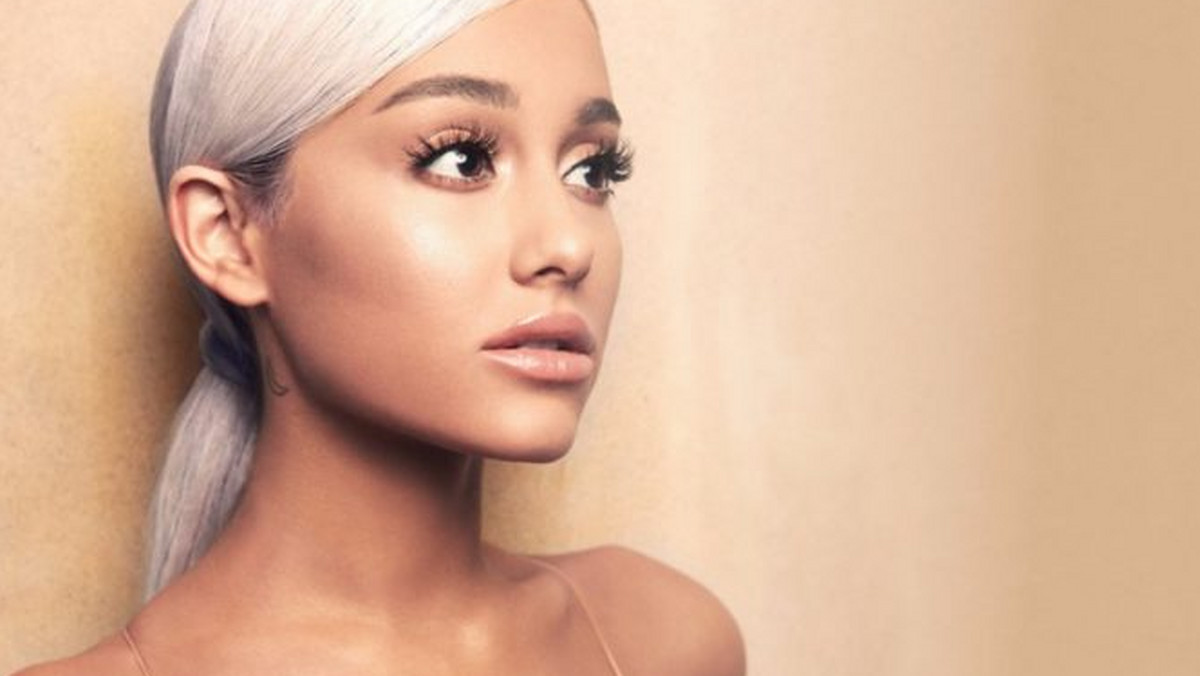 Ariana Grande pierwszy raz w swojej karierze otwiera zestawienie amerykańskiej listy Billboard Hot 100 z nową piosenką. Ostatnią solistką, której się to udało, była Adele z przebojem "Hello".