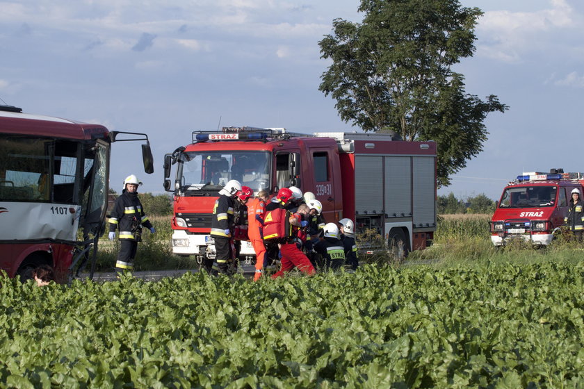 Smardzów. Autobus wpadł do rowu