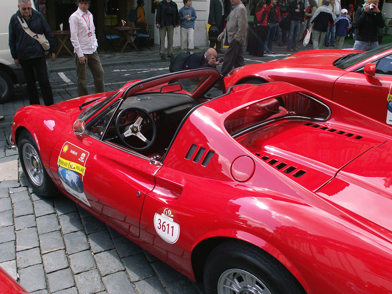 Pięćdziesiąt aut Ferrari: światowa sztafeta w Pradze!