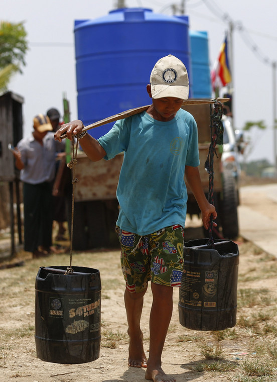 Dostawa wody podczas suszy w Myanmar spowodowanej przez El Niño w 2016 r