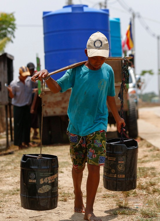 Dostawa wody podczas suszy w Myanmar spowodowanej przez El Niño w 2016 r