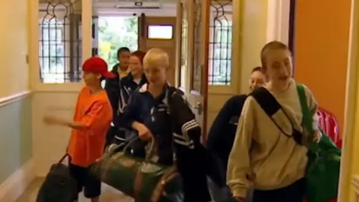 Ostavili 10 dečaka i 10 devojčica bez nadzora u odvojenim kućama: Kada su došli po njih ostali su u čudu zbog onog što su zatekli - rezultati su bili šokantno različiti