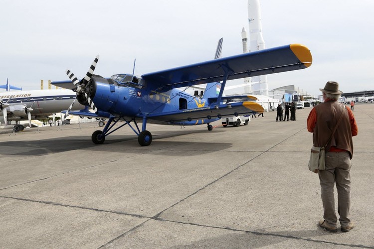 Na zdjęciu gość Paris Air Show 2013 podziwia model Antonov OKB AN-2. Legendarny wielozadaniowy samolot An-2 zaprojektowany był w biurze konstrukcyjnym Olega Antonowa, w czasach byłego ZSSR. Rosjanie nazywają go „Annushka” (pol. „Aneczka”). Polscy piloci nadali mu natomiast iimię „Antek”. Jest największym produkowanym seryjnie jednosilnikowym dwupłatowcem na świecie. Niektóre wersje An-2 w czasach ZSSR produkowane były w Polsce.