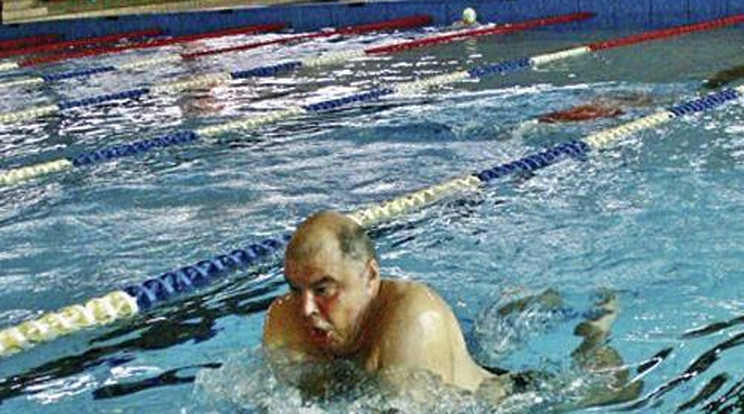 Élete úszására készül Sáringer Károly