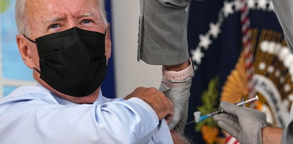 Biden przyjął trzecią dawkę szczepionki. Przed kamerami 