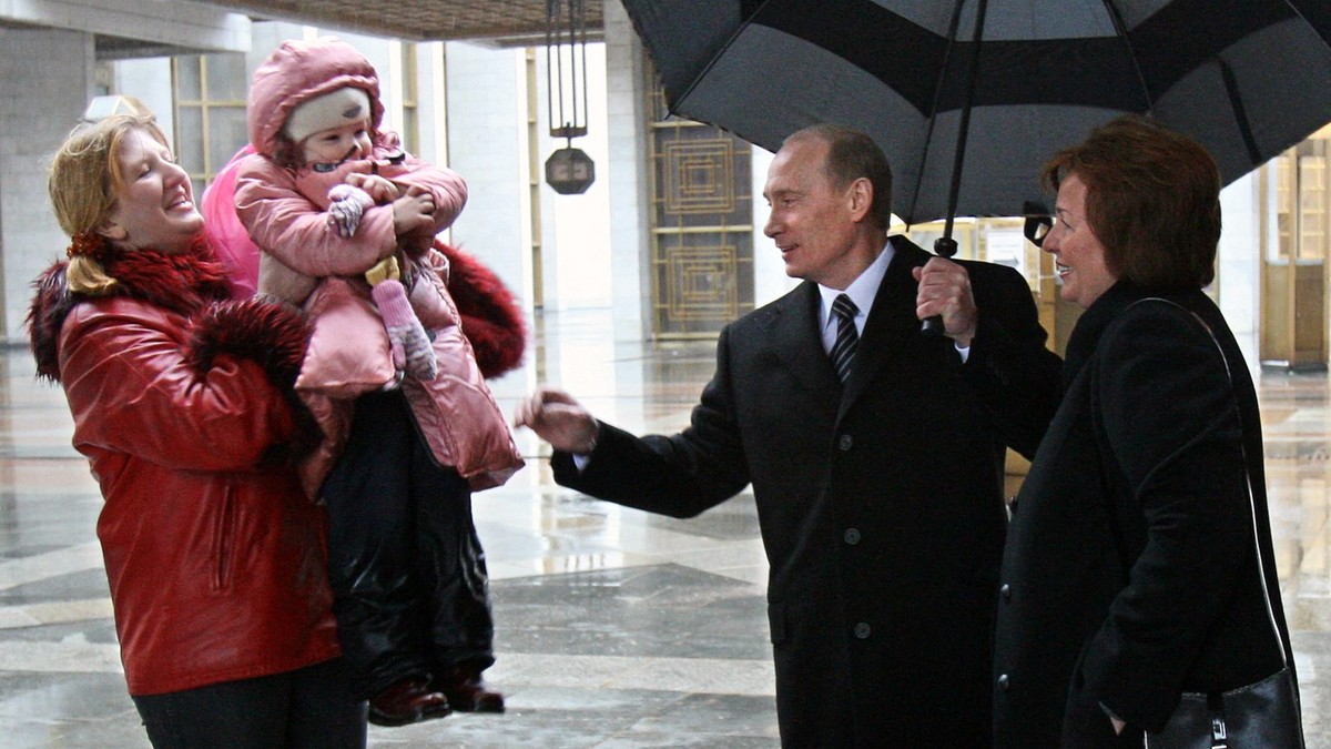 "Vladimir Putin sa čistačicom Svetlanom dobio vanbračnu ćerku" Ilustracija