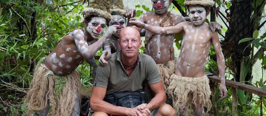 Džimi Nelson u društvu dece iz jednog domorodačkog plemena