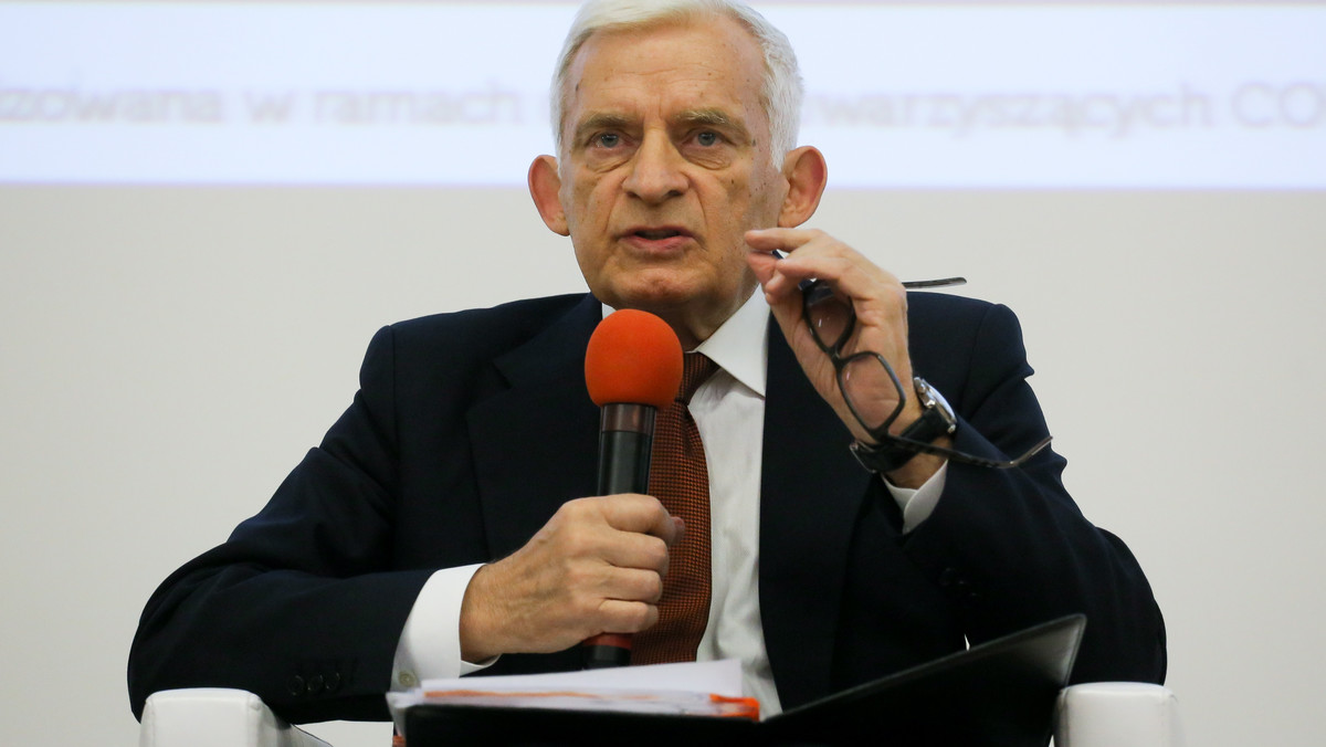 Silna gospodarka, wspólnota najważniejszych wartości oraz dążenie do oddziaływania na zewnątrz to główne zadania Unii Europejskiej - podkreślił b. przewodniczący PE Jerzy Buzek, który otworzył w czwartek w Warszawie debatę w ramach kampanii przed eurowyborami.