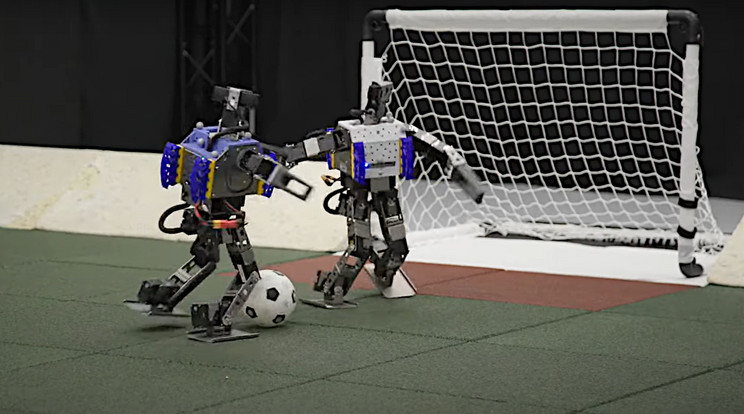 A Robotis OP3 robotokat 240 órányi mélyerősítő tanuláson keresztül állítottak be a focizáshoz. De nem az a cél, hogy a labdával trükközzenek, hanem komoly feladatokat végezhessenek el a való világban a szimulációban megtanult készségek gyors átvételével. / Kép: Deep Mind/TechExplore/Youtube/