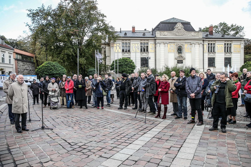 Wystawa plenerowa na pl. Szczepańskim w Krakowie